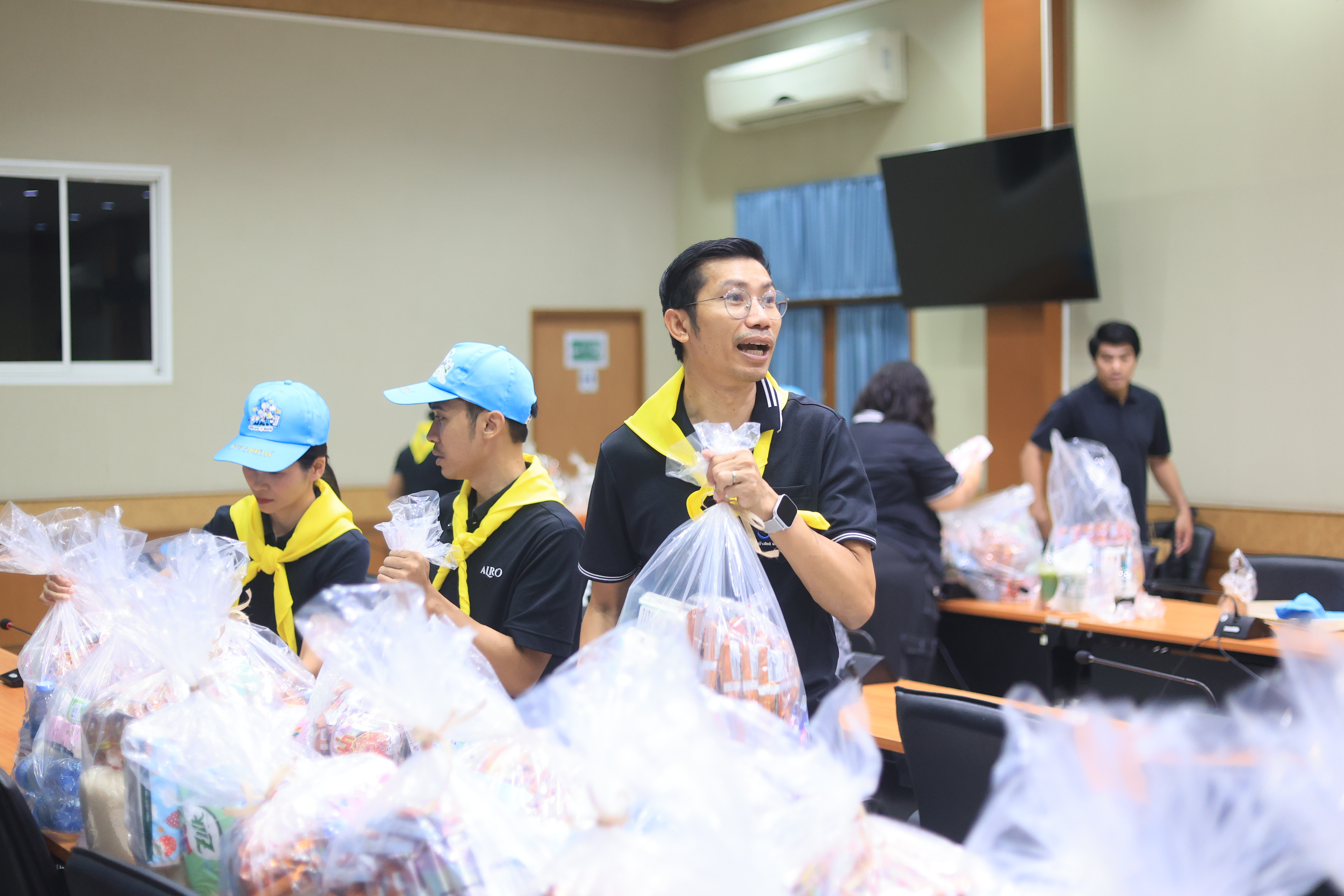 title - ส.ป.ก. ระดมจิตอาสาเตรียมถุงยังชีพ ส่งต่อความห่วงใยจาก รมช.เกษตรฯ ถึงมือผู้ประสบอุทกภัย